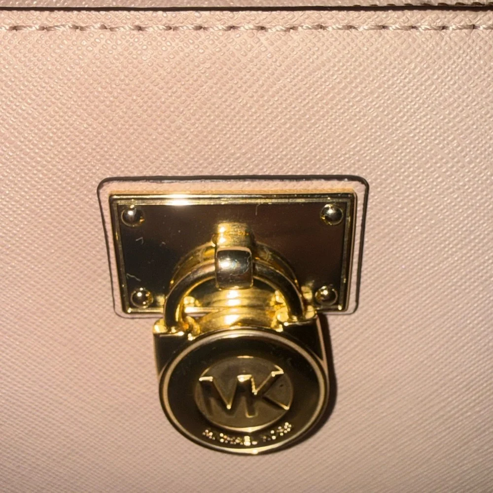 Michael Kors MK Hamilton Traveler Full Size Leather Zip Around Wallet 8” x 4”